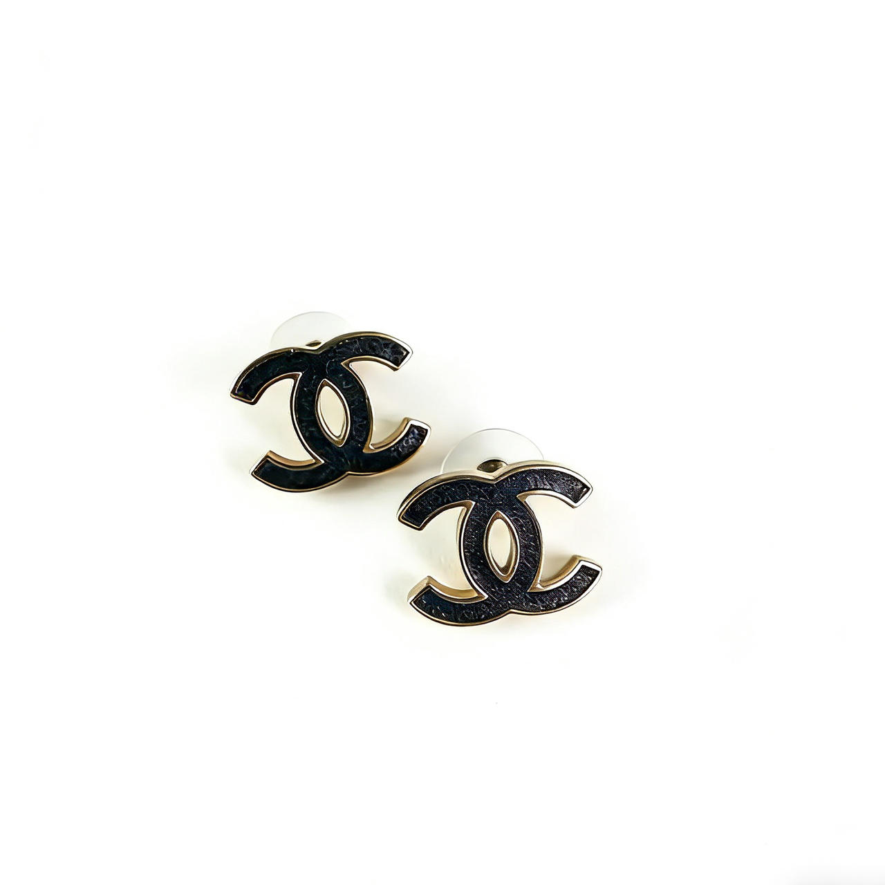 Chanel黑珐琅logo耳钉