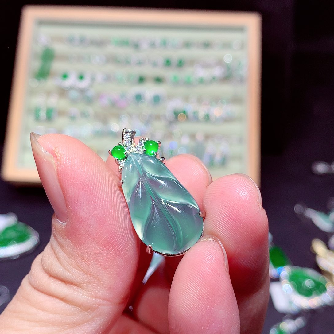 【闪购商品】翡翠吊坠(不含链)未镶嵌