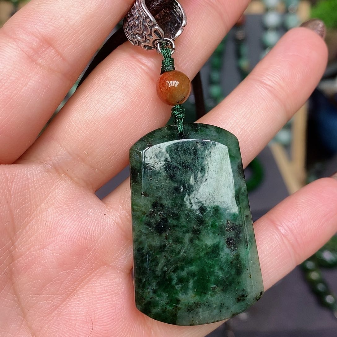 翡翠颈饰未镶嵌漂亮美眉