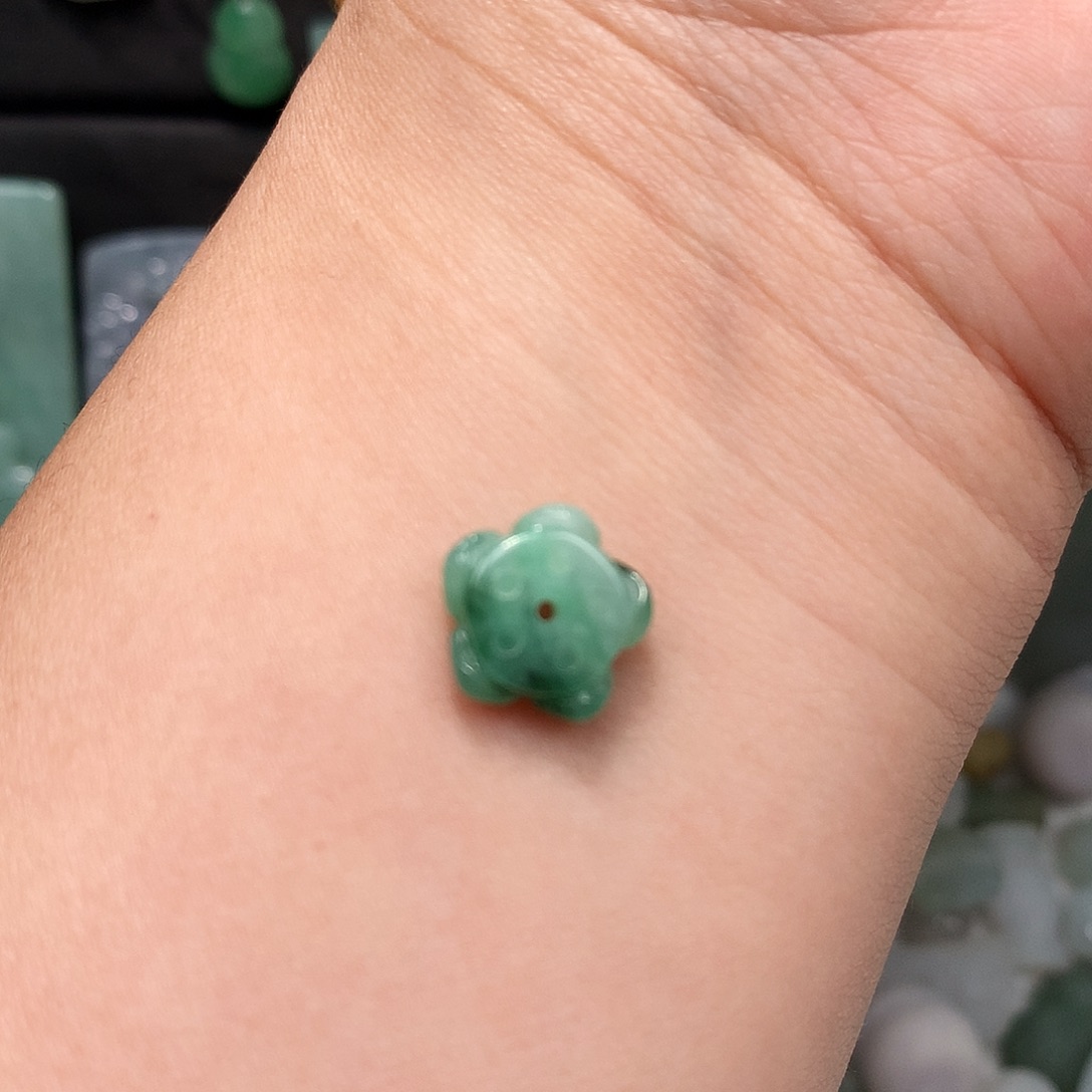 翡翠未镶嵌颈饰莲花