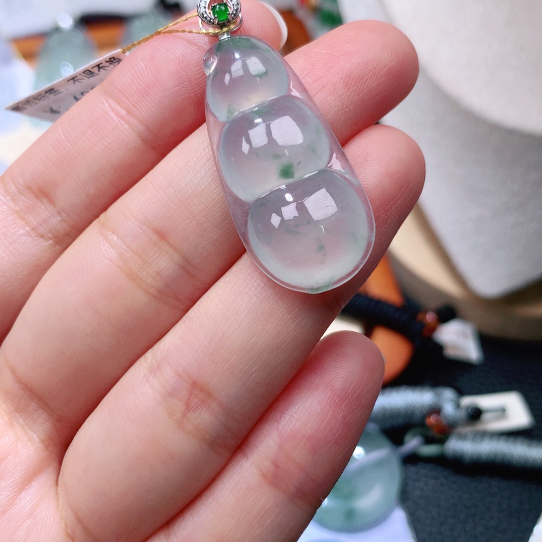 颈饰18K金镶嵌翡翠福豆