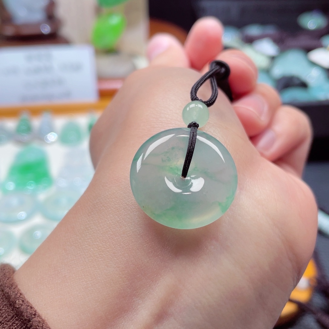 翡翠颈饰未镶嵌扣子