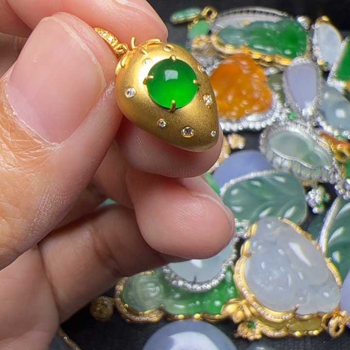 不***、翡翠18K金镶嵌吊坠(不含链)