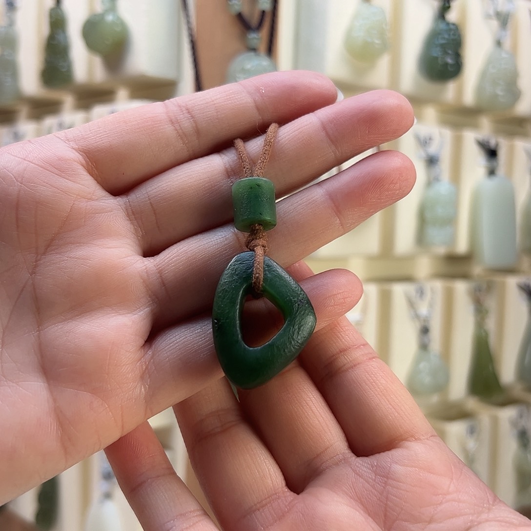 Y****和田玉未镶嵌颈饰