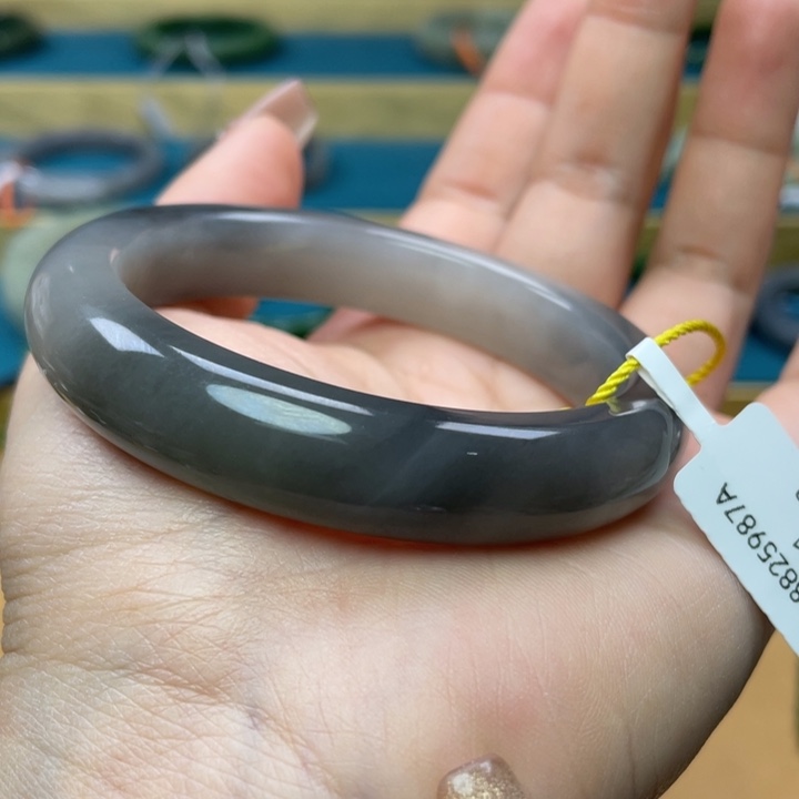 和田玉手镯56+圈口。 编号90未镶嵌