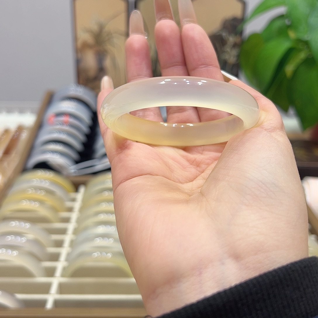 二***、玛瑙/玉髓未镶嵌手镯