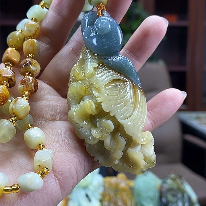 蛇纹石玉未镶嵌颈饰