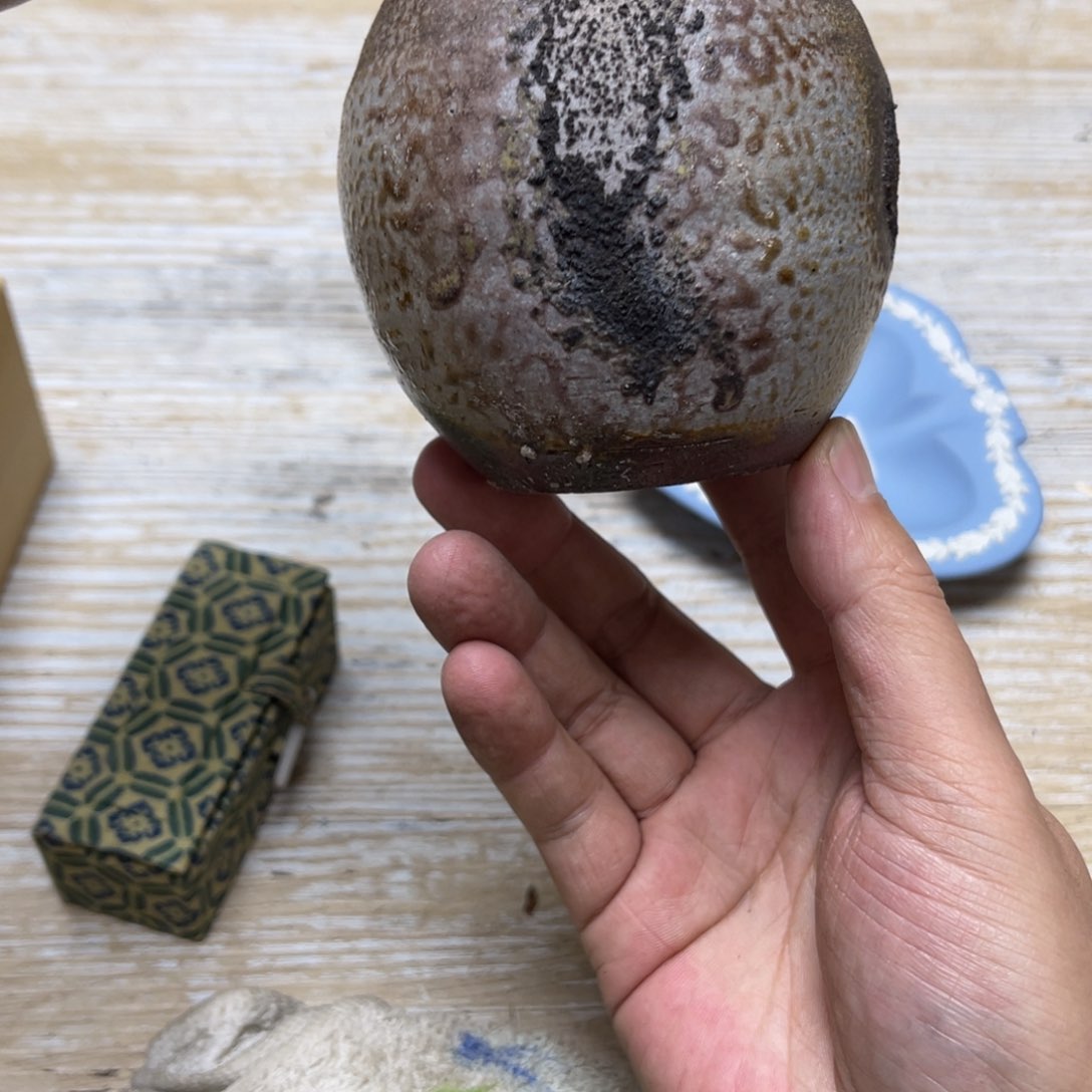 瓷片诚*贵密密麻麻地排列着