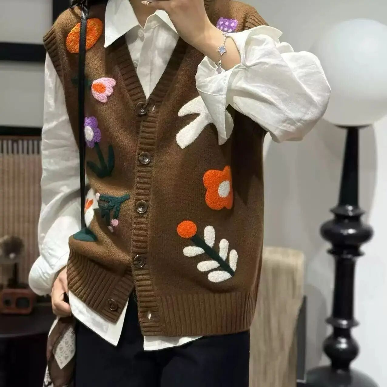 25秋冬新款韩版宽松刺绣v领无袖羊绒马甲