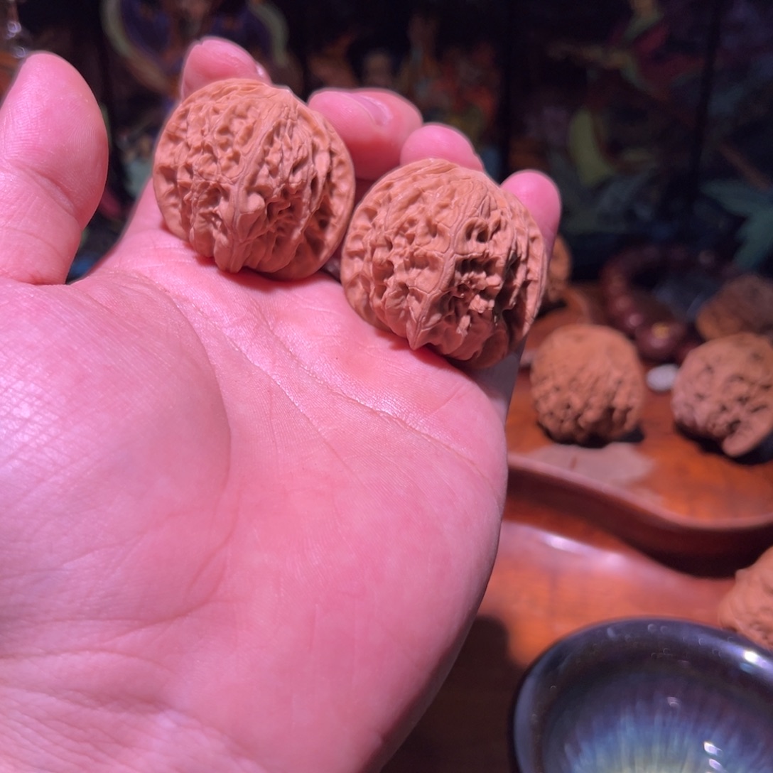 文玩核桃吊坠39红皮山地磨盘一对，