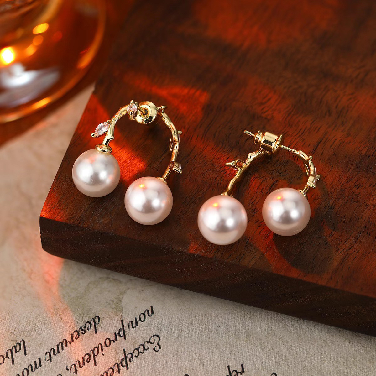 黄铜贝壳耳饰 黄铜贝壳耳饰银针日韩女耳环轻奢百搭珍珠镶嵌两戴