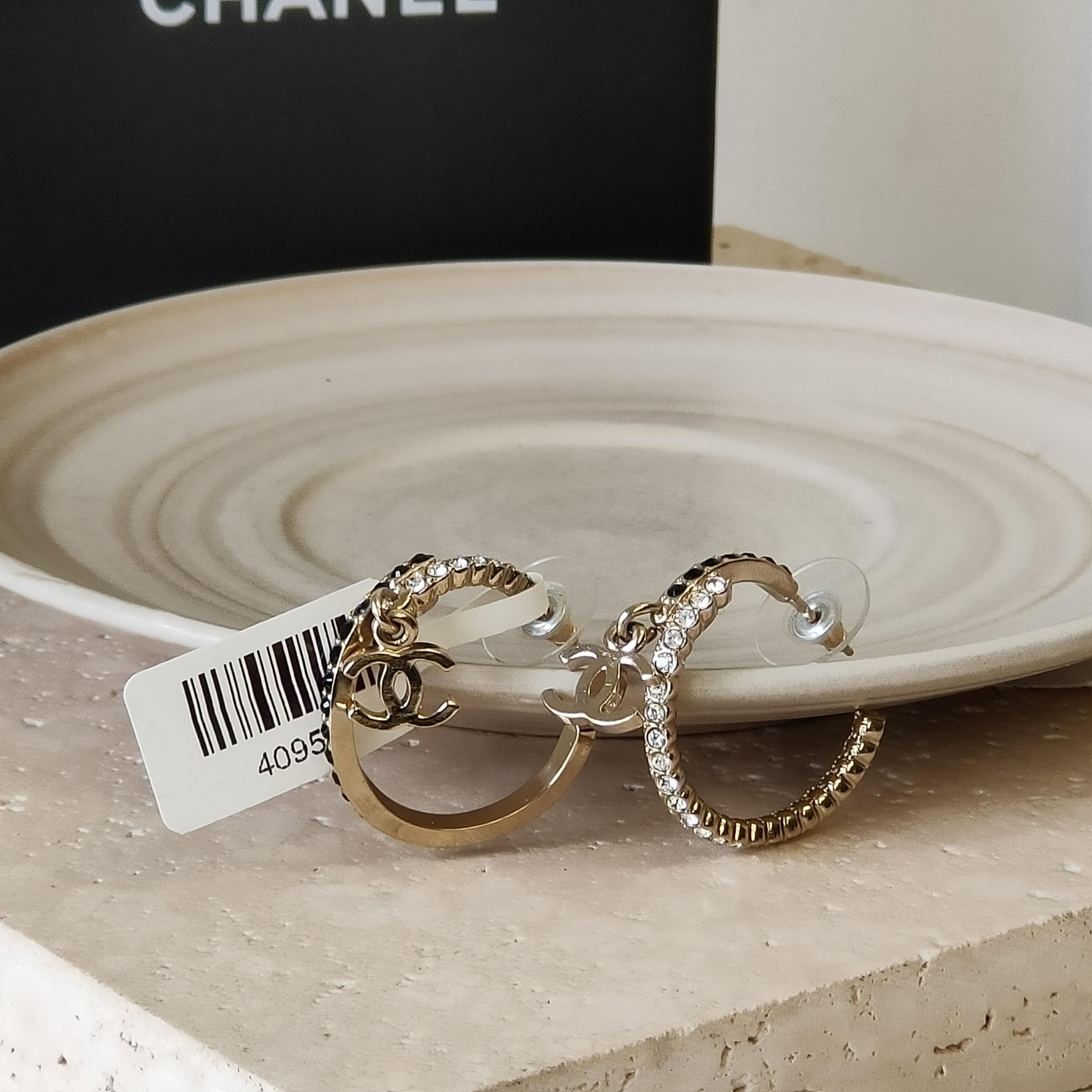 22B 浅金色鸳鸯满钻圆圈双C耳钉 40950