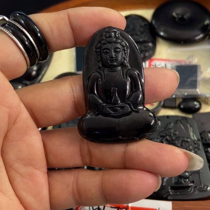 翡翠颈饰未镶嵌?**]墨翠素衣