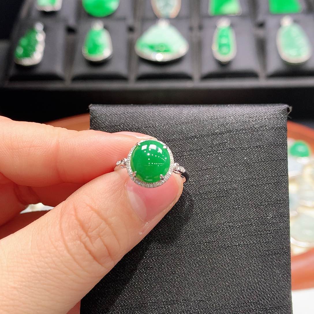 翡翠戒指18K金镶嵌蛋面