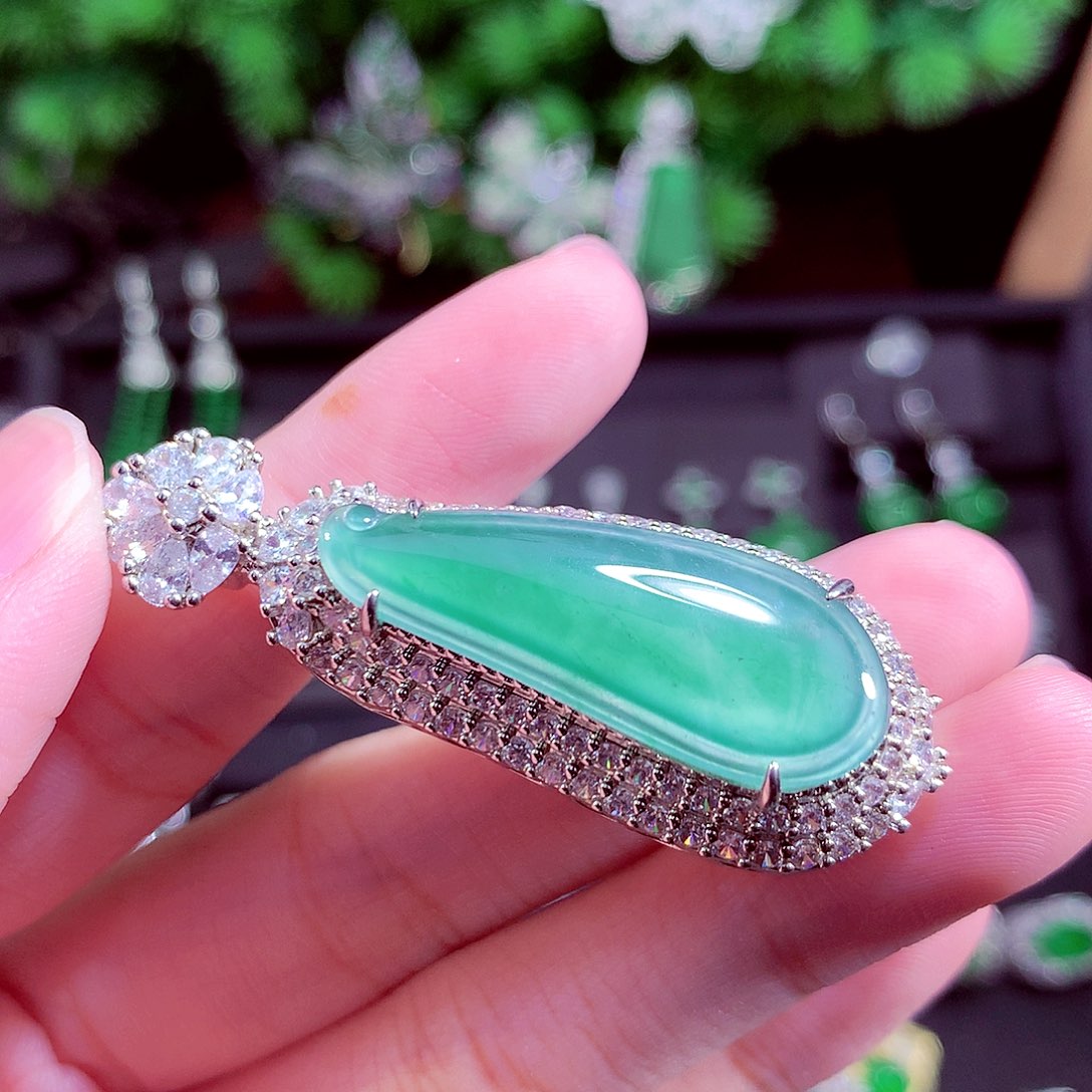 颈饰未镶嵌翡翠天然