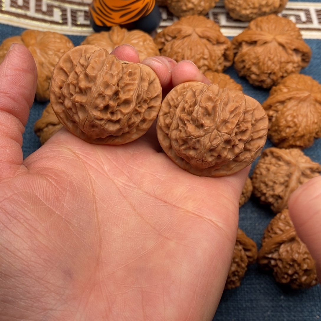 文玩核桃把件42.5桃心灯