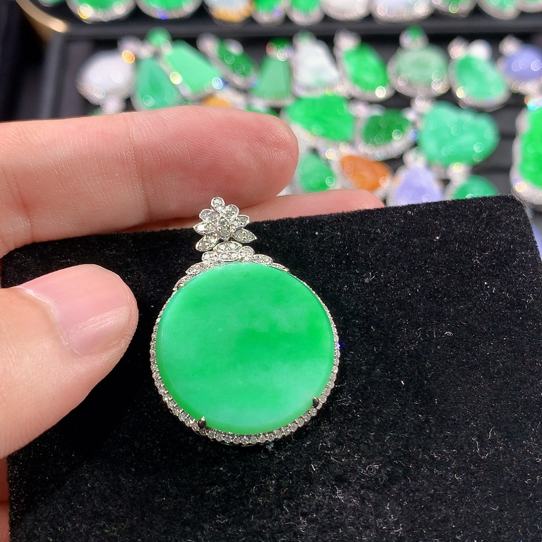 翡翠18K金镶嵌颈饰