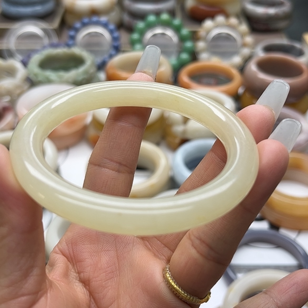 【闪购商品】石英质玉手镯未镶嵌蜂蜜糖