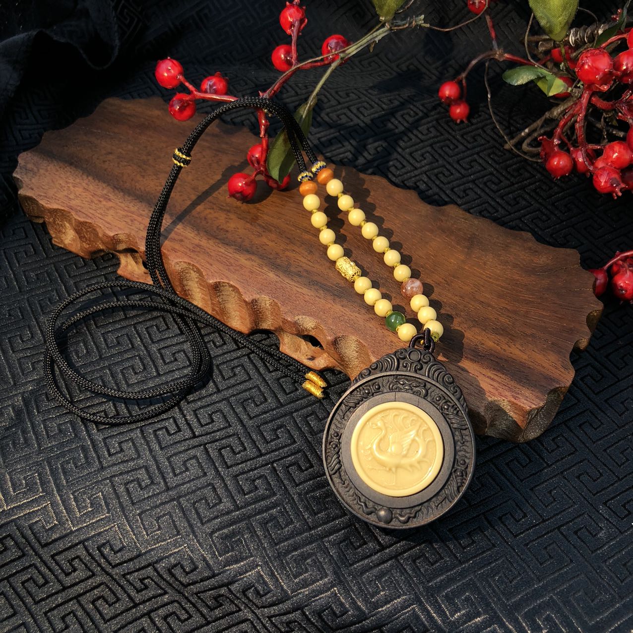 颈饰吊坠圆牌龙涎凤凰造型