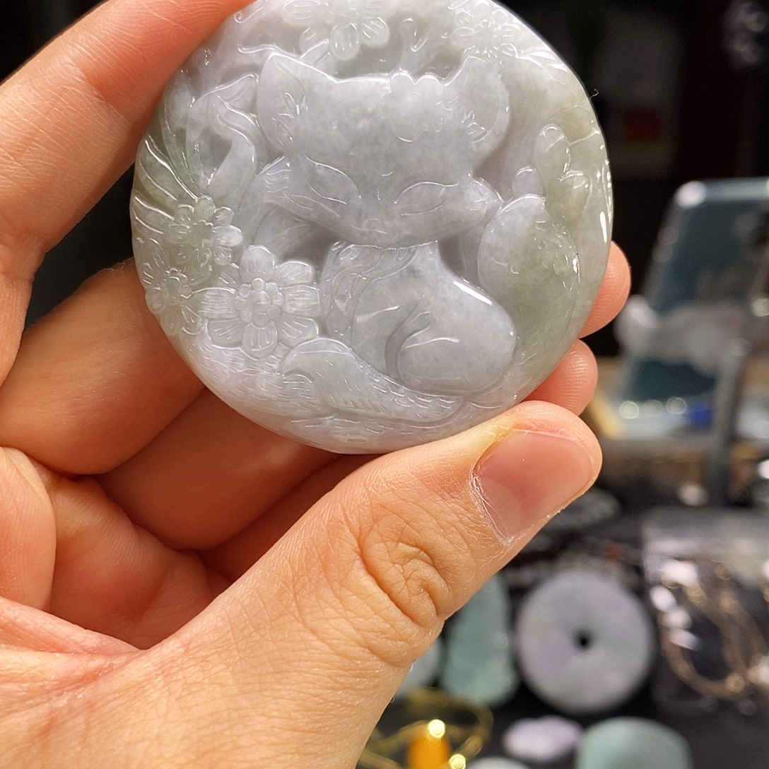 翡翠未镶嵌颈饰狐狸