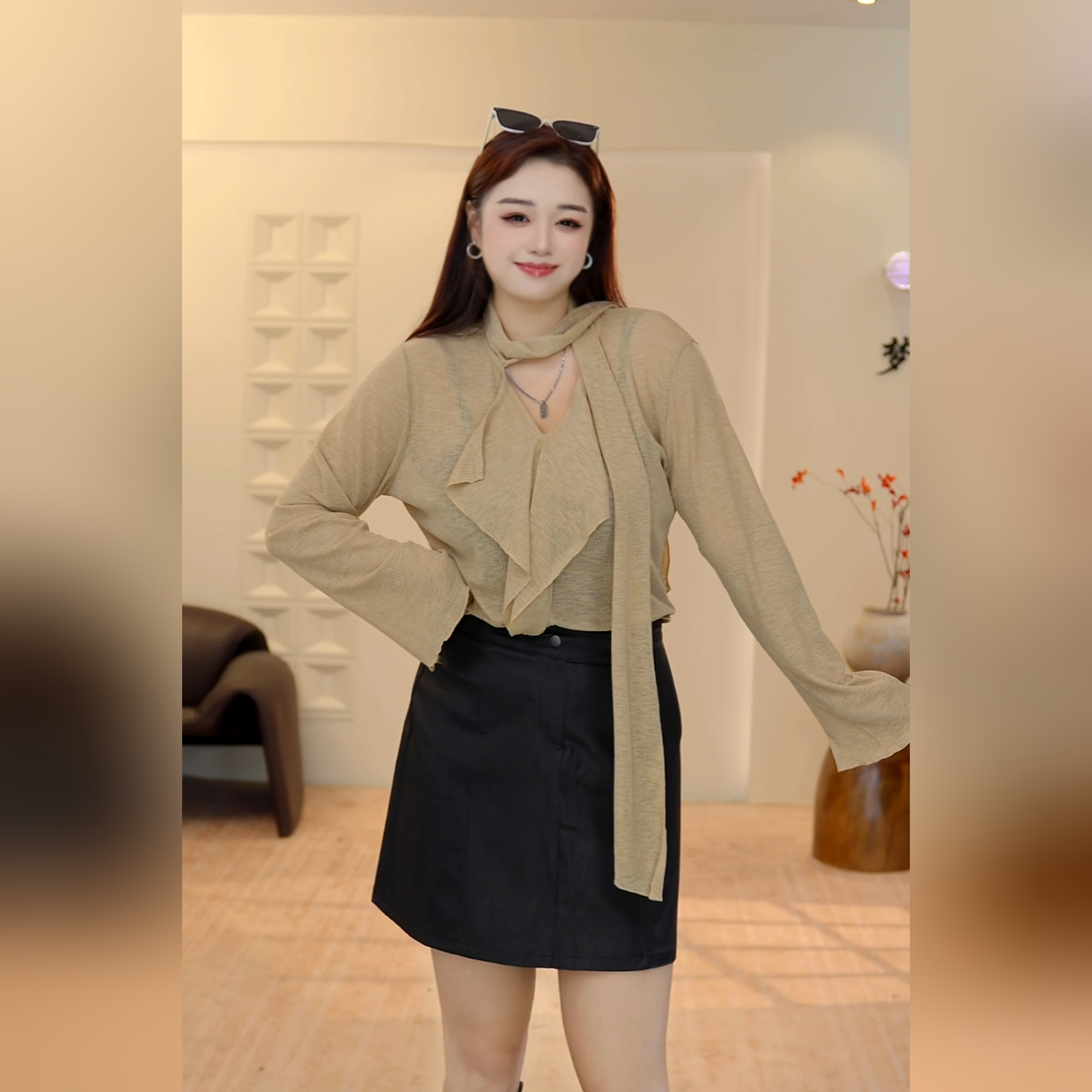 秋季大码女装韩版设计感通勤风时尚修身百搭荷叶边飘带长袖上衣