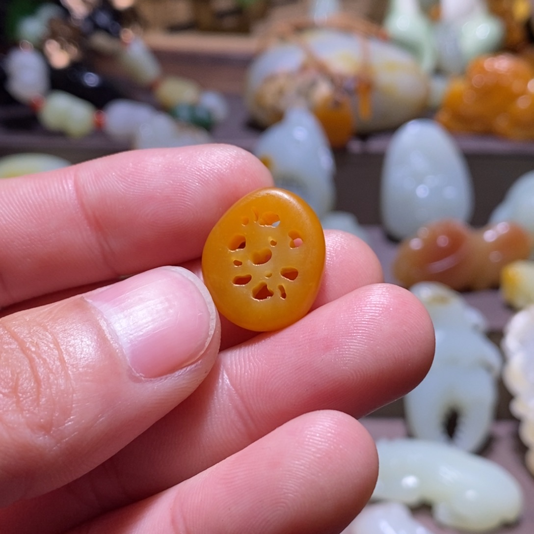 签***。和田玉未镶嵌车挂