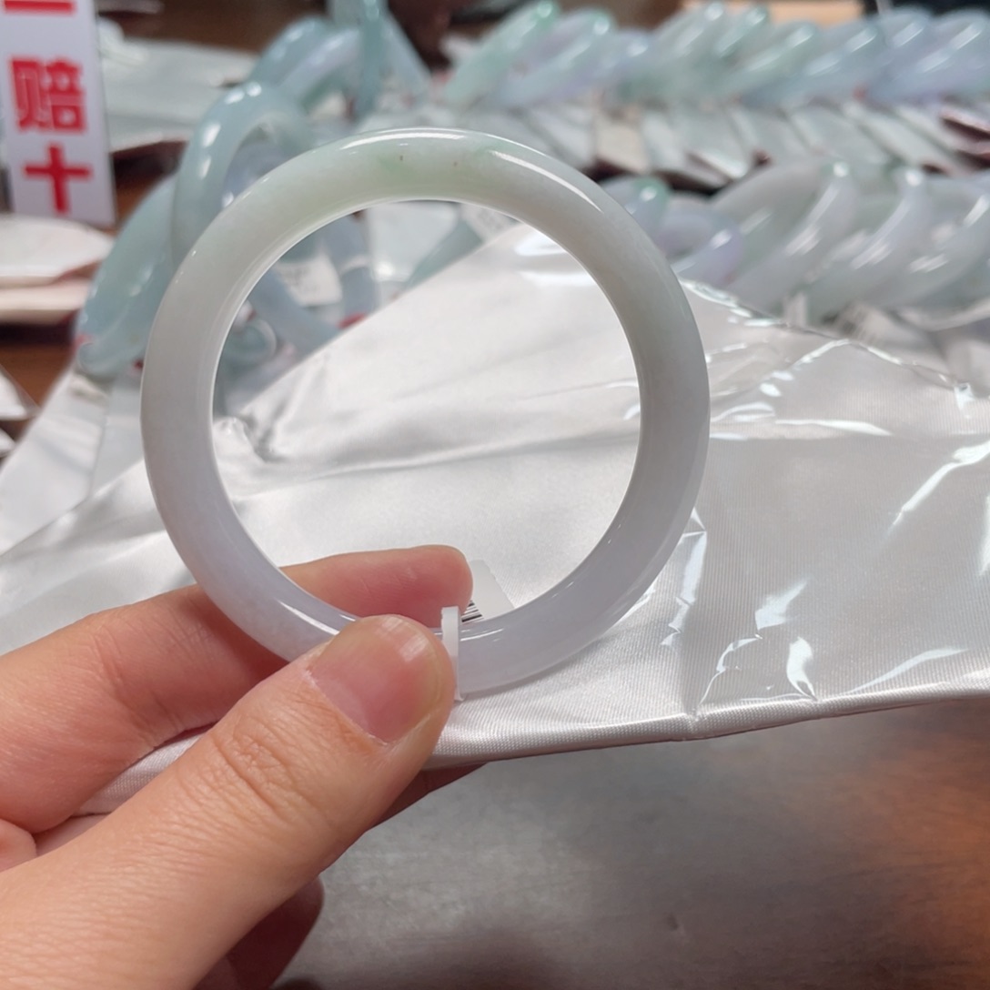 翡翠手镯未镶嵌冰飘花