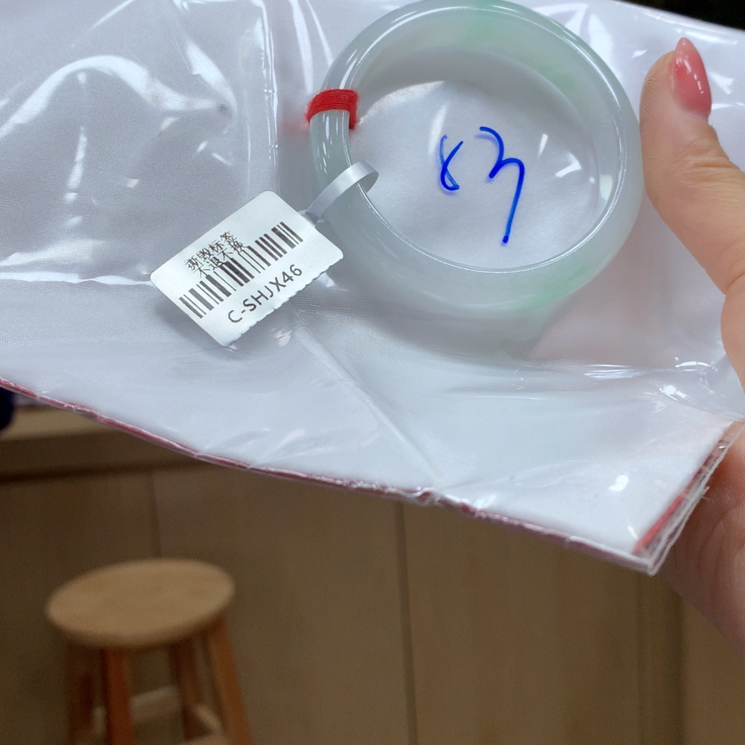 翡翠手镯未镶嵌不退不换