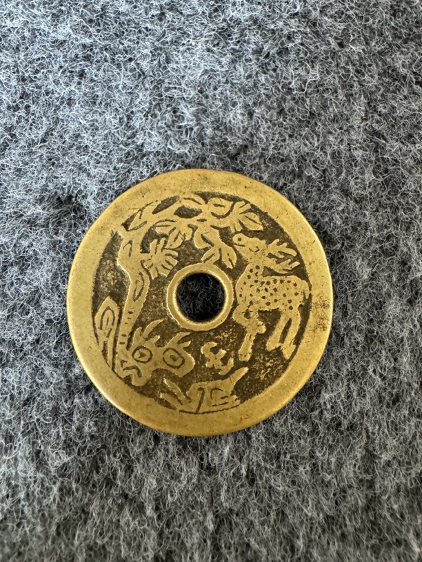 复古文创铜钱小鹿吃桃