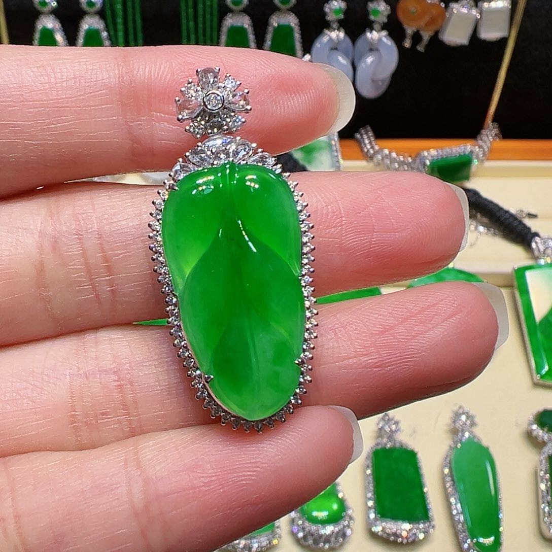 翡翠颈饰18K金镶嵌吊坠