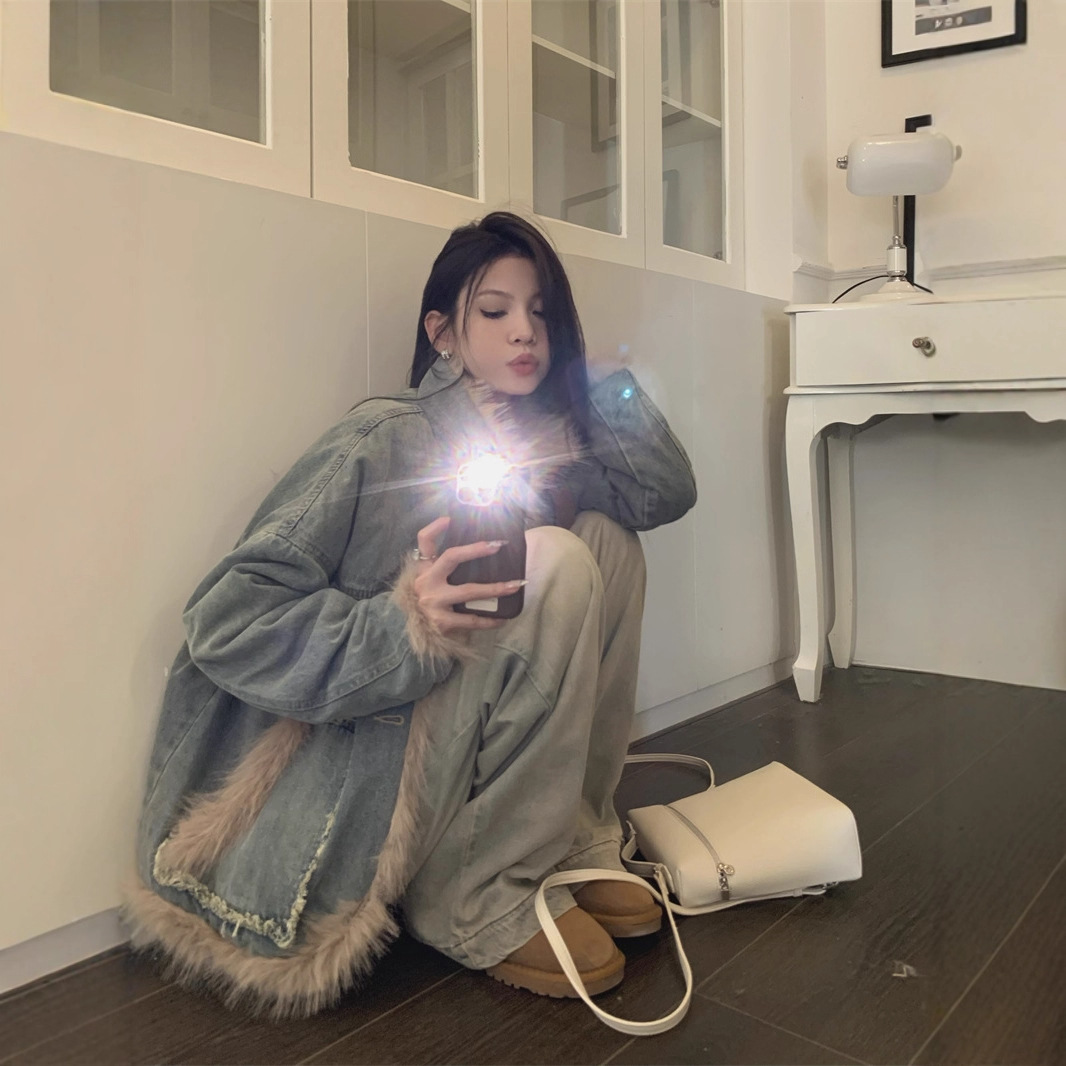实拍2025复古毛毛拼接牛仔秋冬外套女高级感通勤牛仔棉服女