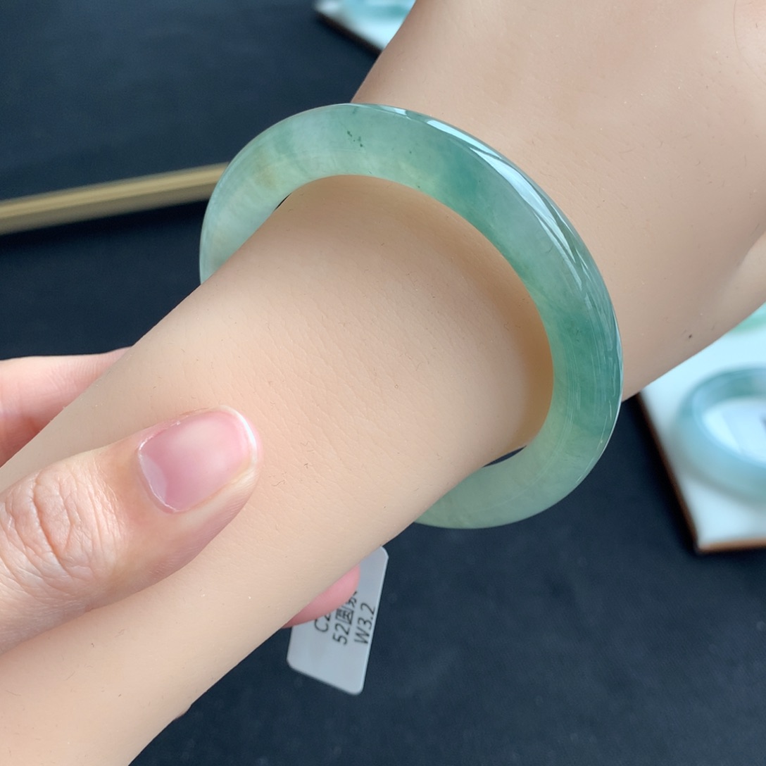 翡翠手镯未镶嵌一眼惊鸿