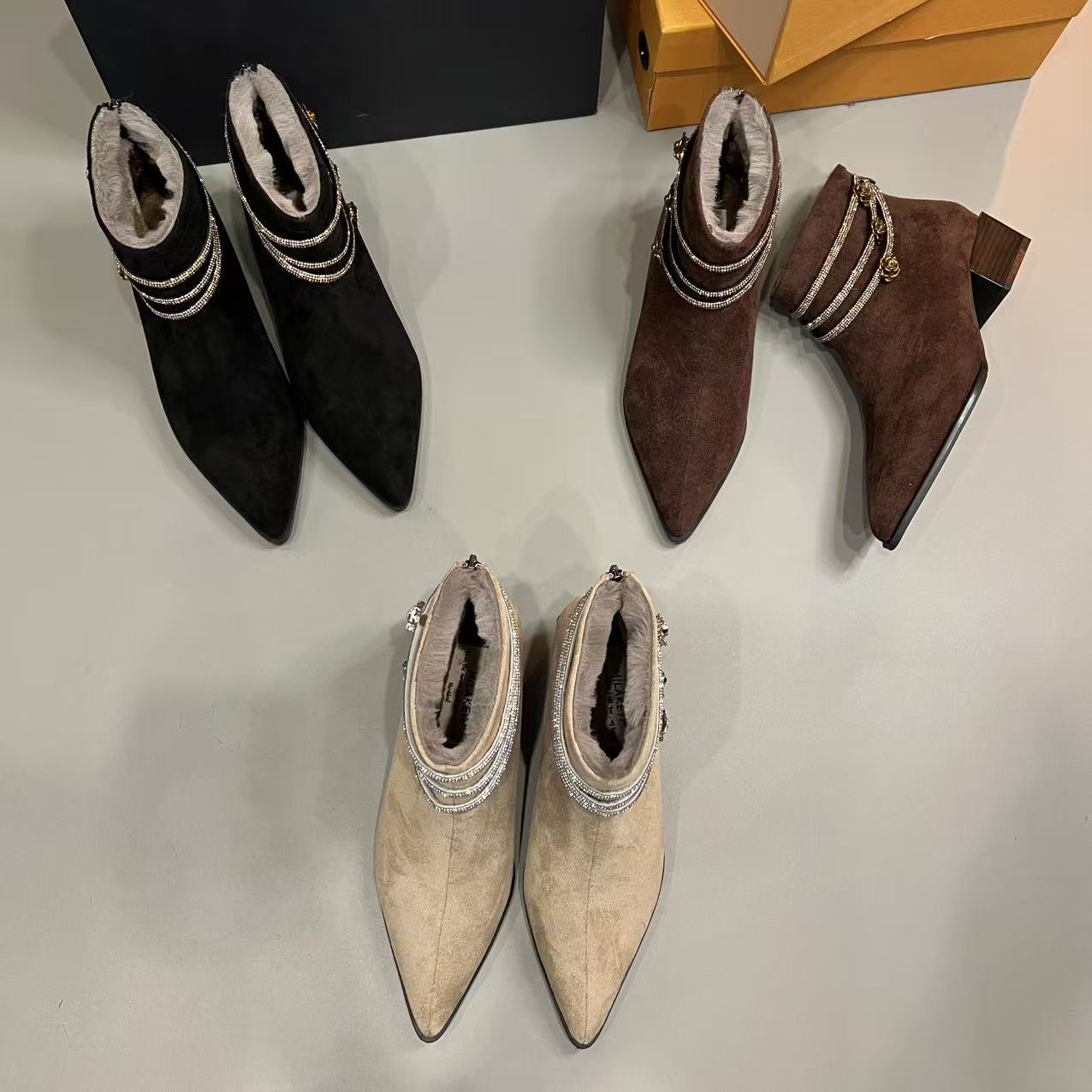 2025年冬季新款链条轻奢极简休闲网红气质百搭复古风爆款尖头短靴