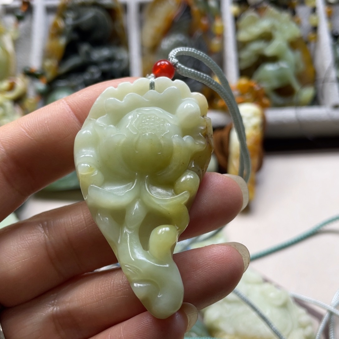 蛇纹石玉颈饰未镶嵌吊坠