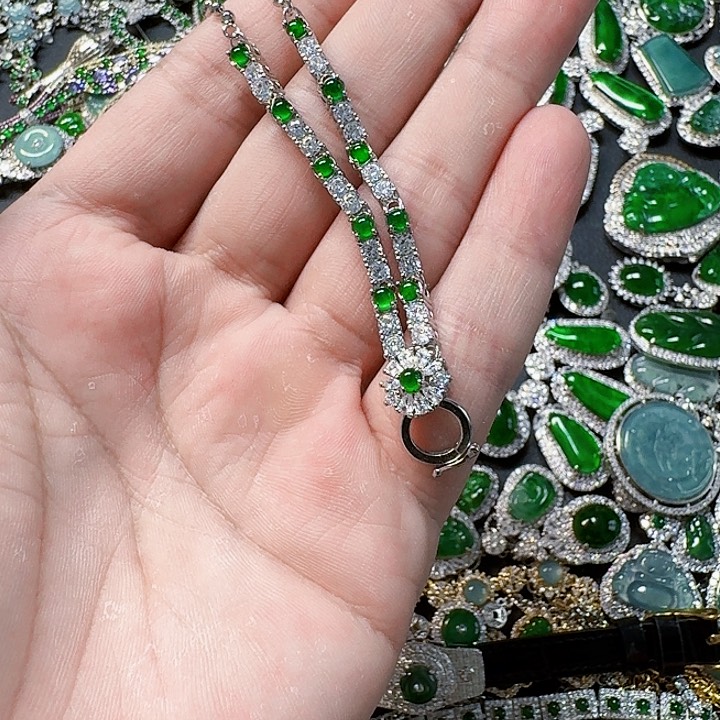 翡翠颈饰未镶嵌天然A货翡翠放漏