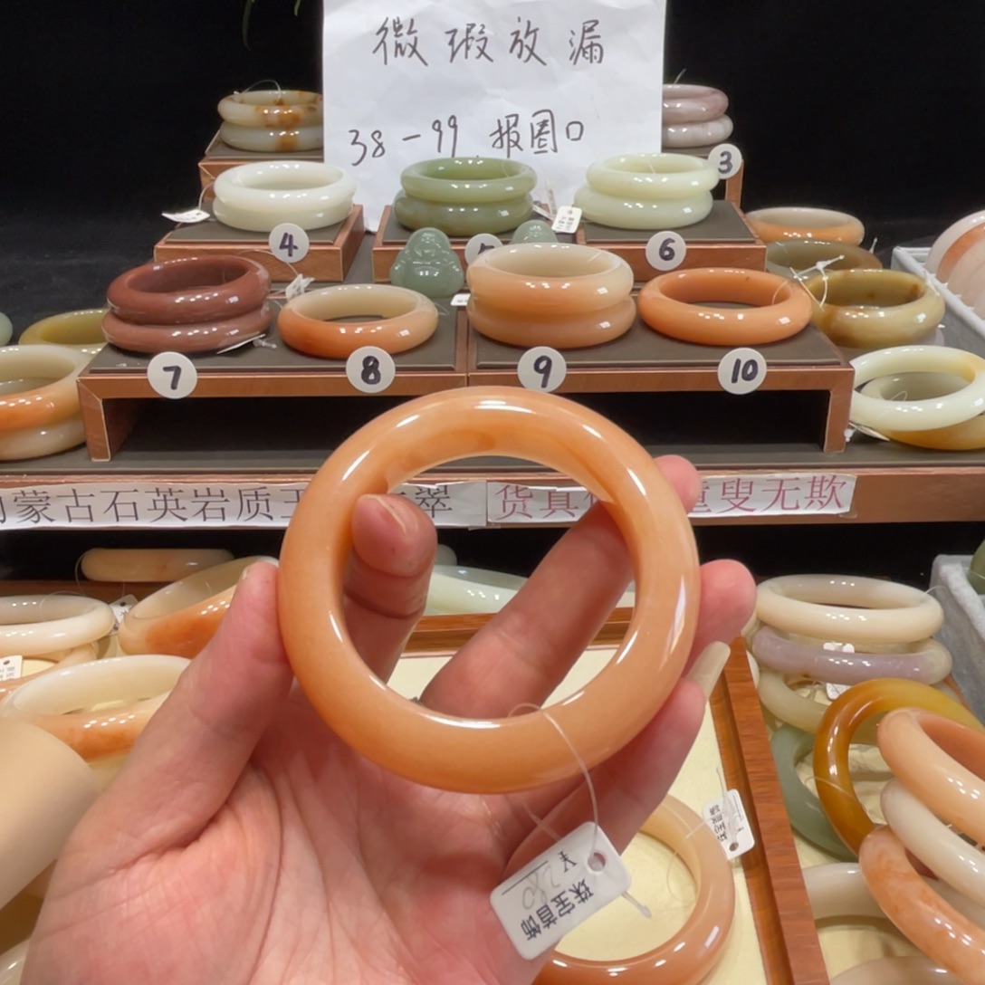 尔***。石英岩玉未镶嵌手镯
