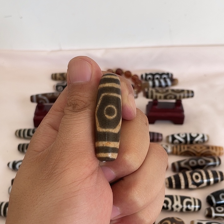 安***设散珠玛瑙/玉髓三眼