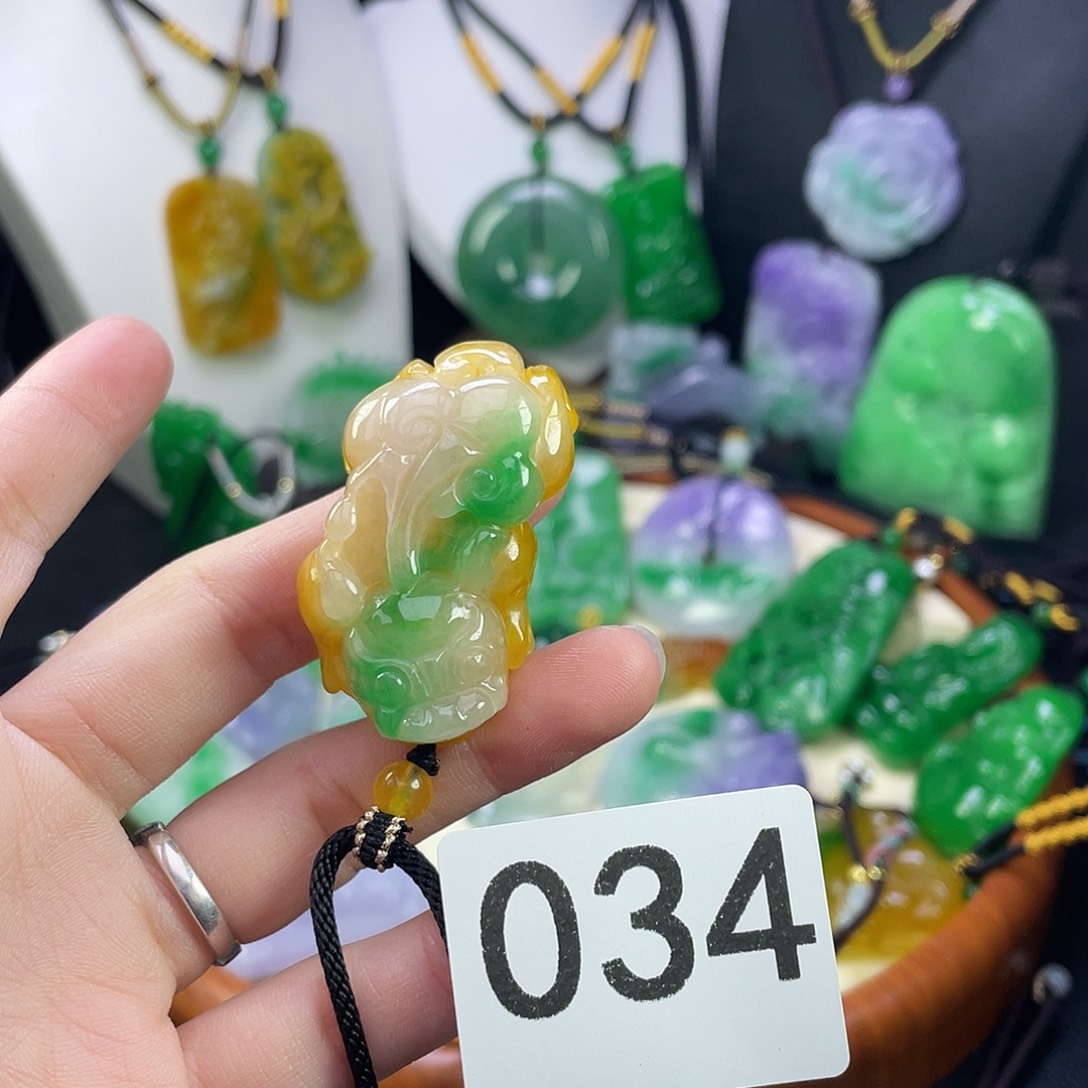 翡翠未镶嵌吊坠(赠链)