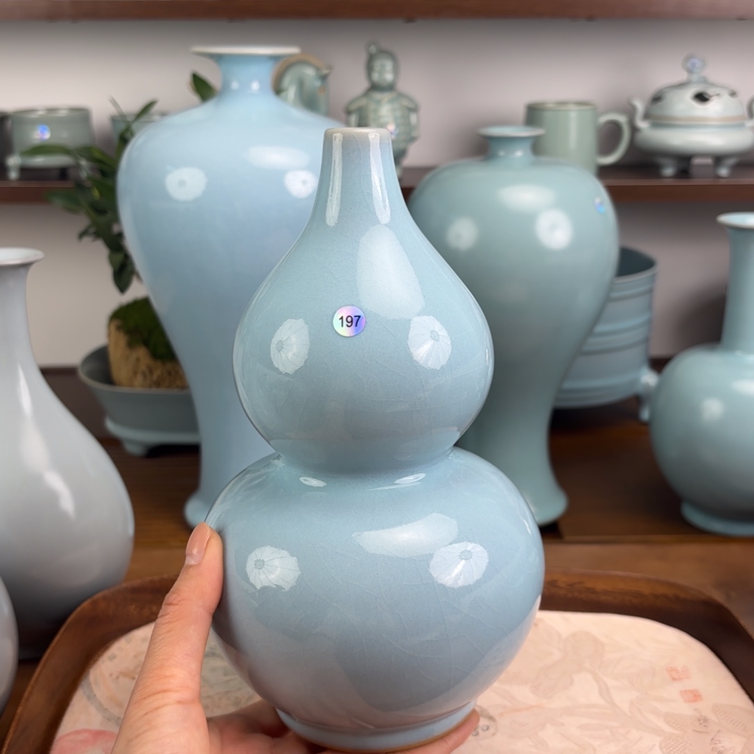 梁***阳编号197天青釉中号葫芦瓶一级品
