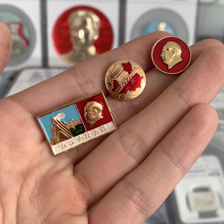 其他普通金属小*吒红色纪念章 三枚小章