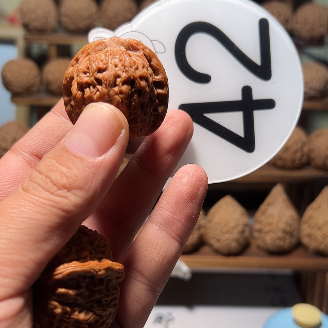 就***萝文玩核桃，白色42号