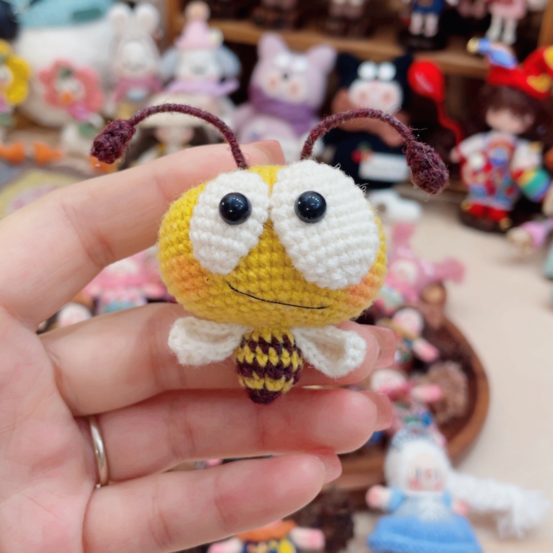 毛绒棕色羊毛线蜜蜂胸针