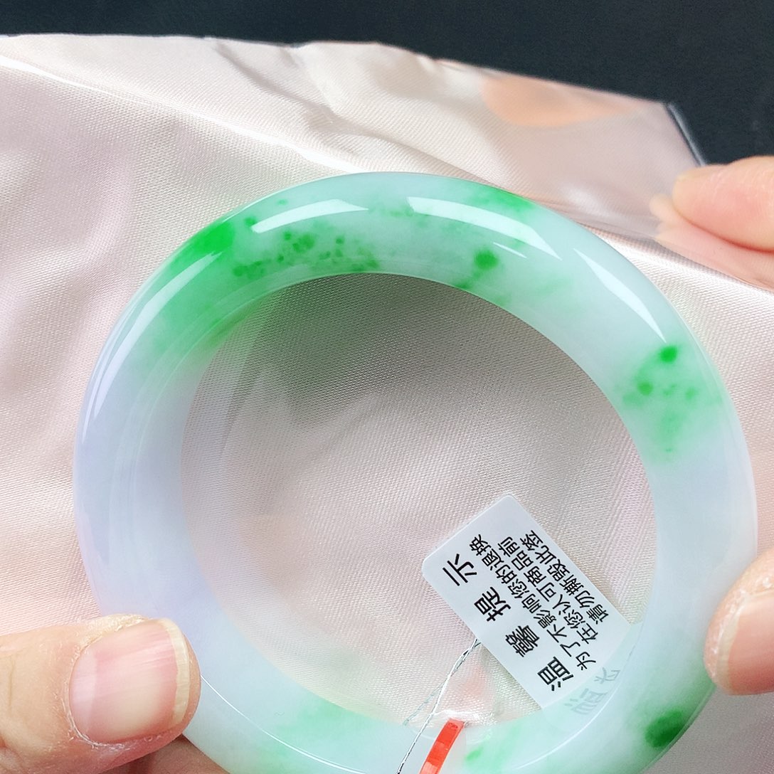 翡翠手镯未镶嵌60轮胎