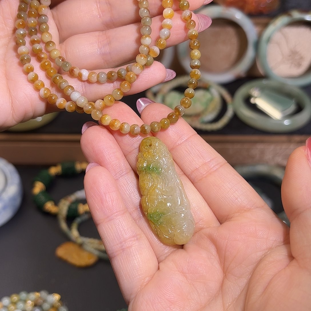 翡翠未镶嵌颈饰鹿，糯冰种水黄加绿