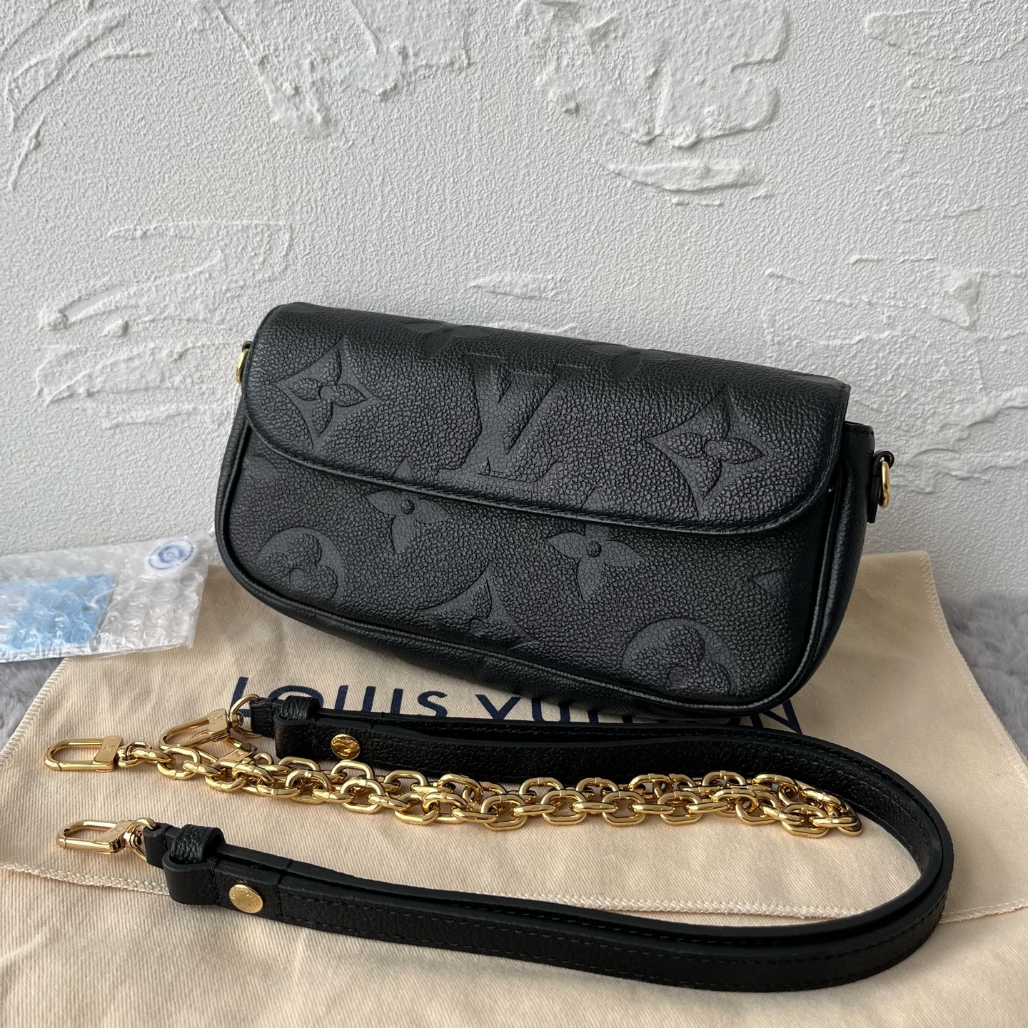 99新 LouisVuitton/路易威登 /ivy腋下包/全皮压纹/黑金/芯片款