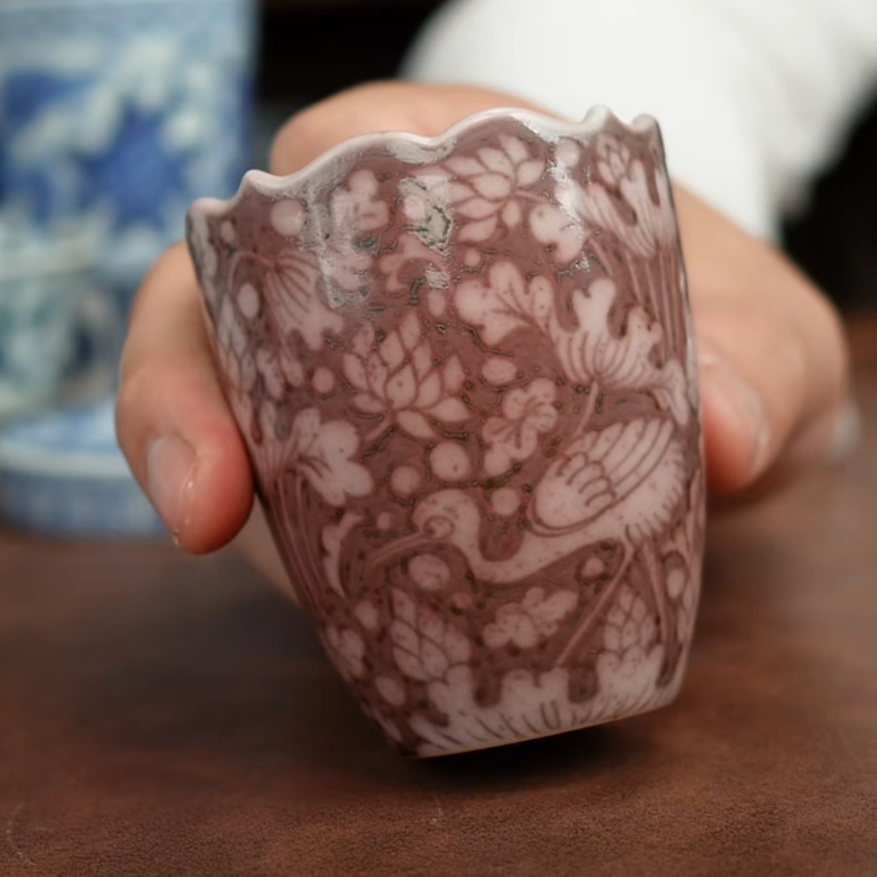 弘元珍藏釉里红一路葵口杯