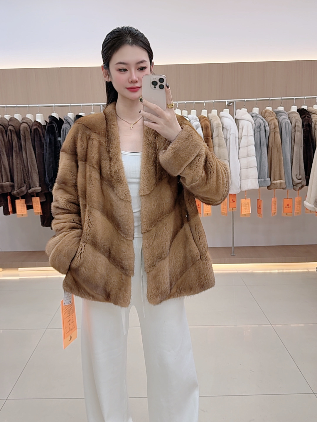 2025冬季新款紫金短二毛斜排工艺艳红啡颜色挽袖高端洋气款