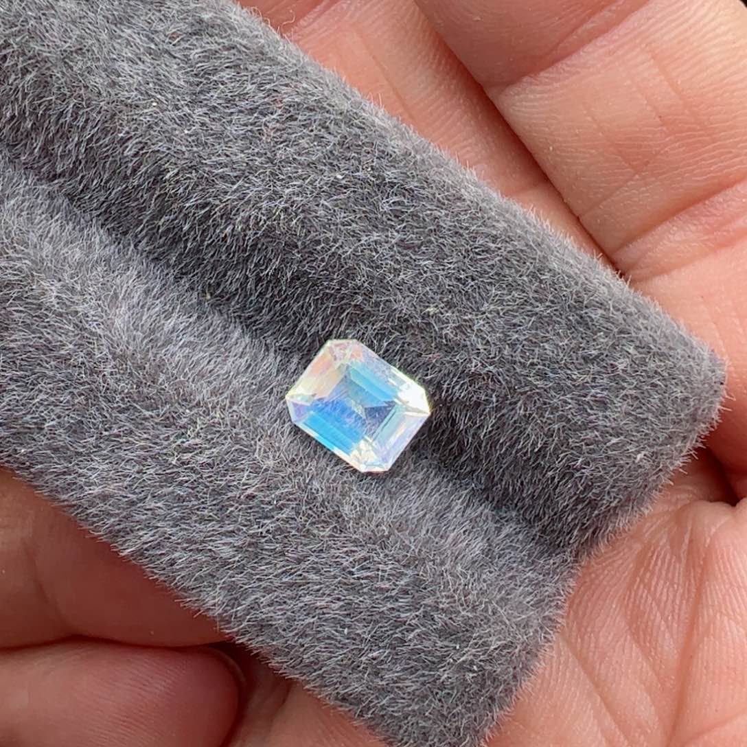 月光石未镶嵌裸石1.82克拉