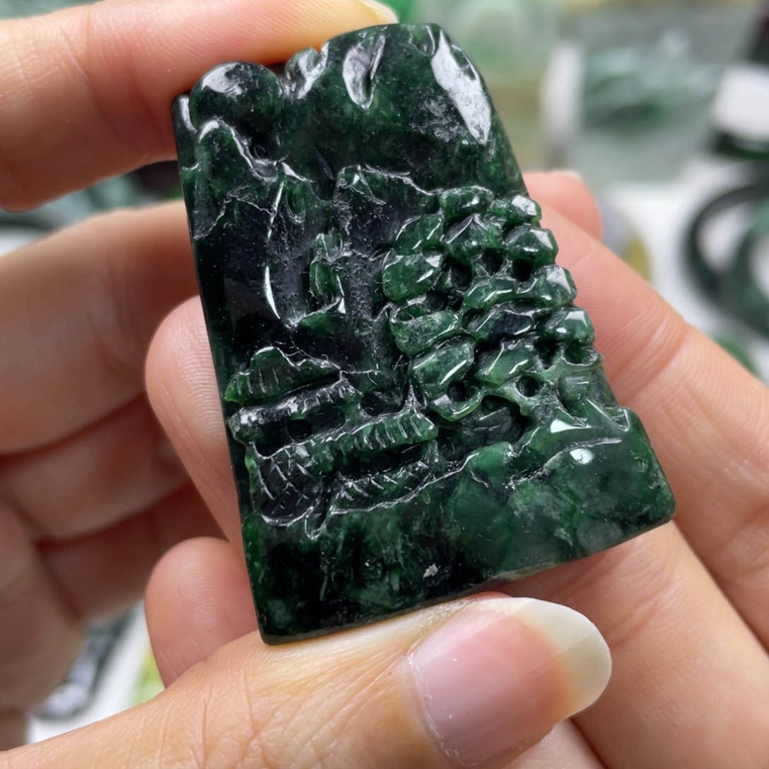 翡翠未镶嵌颈饰牌子