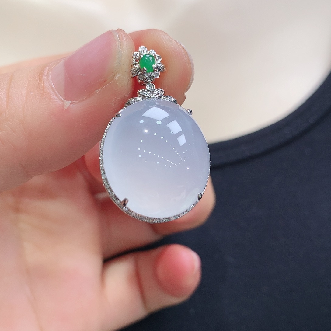 翡翠颈饰18K金镶嵌A***e蛋面